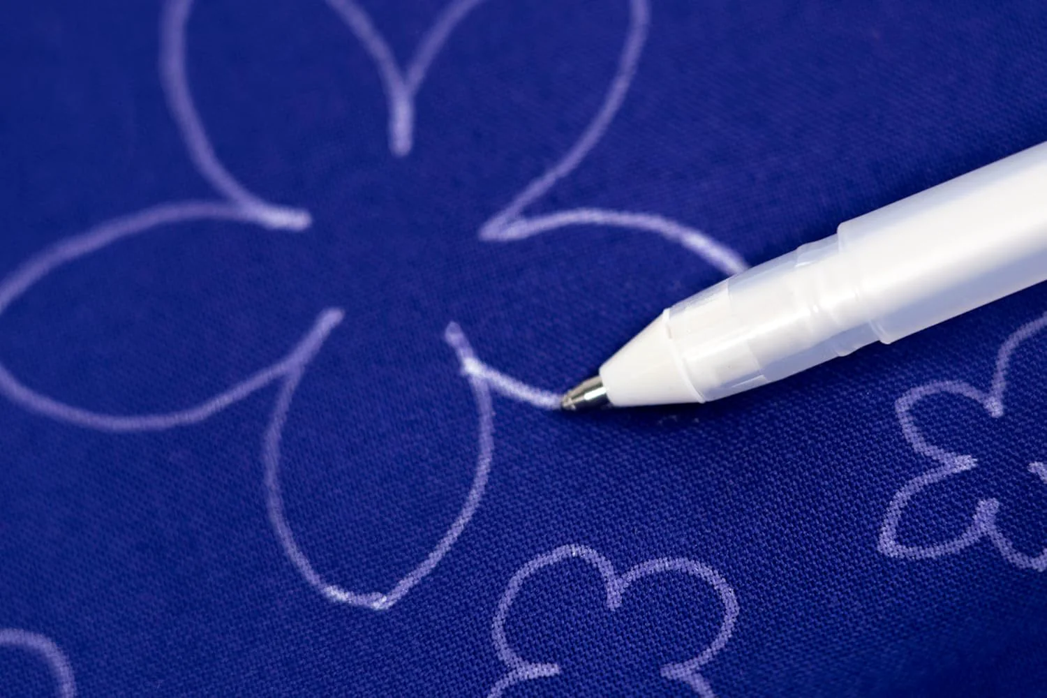 Bolígrafo Blanco de Punta Fina Clover – Soluble en Agua y Calor - Image 4