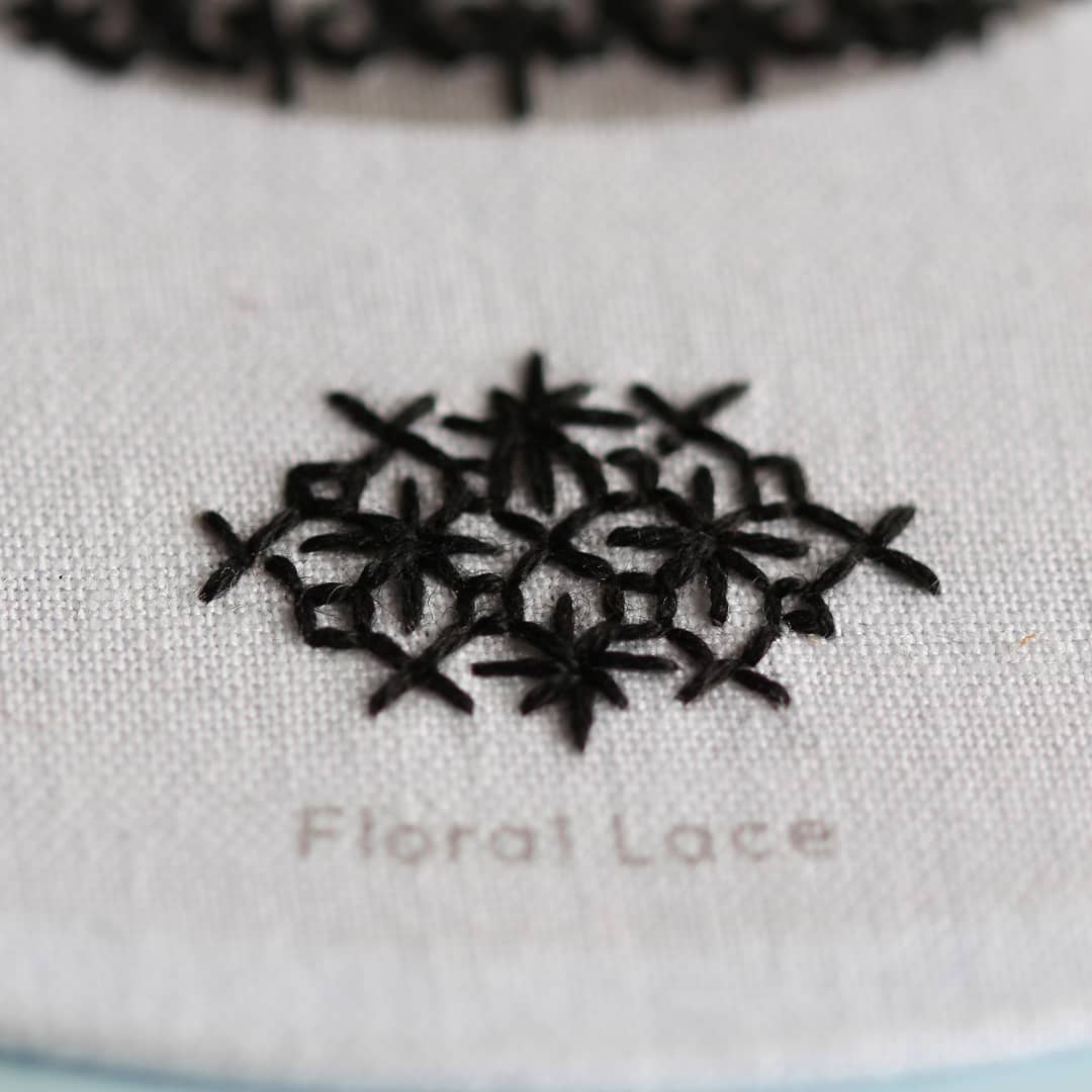 Kit de bordado "Sampler Casa Victoriana" de Kiriki Press - Image 4