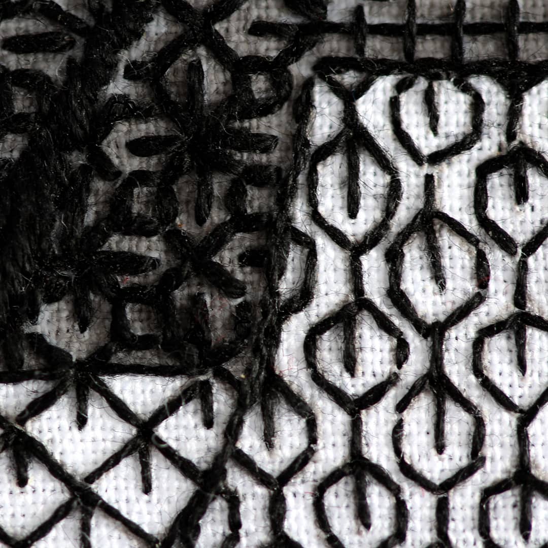 Kit de bordado "Sampler Casa Victoriana" de Kiriki Press - Image 5