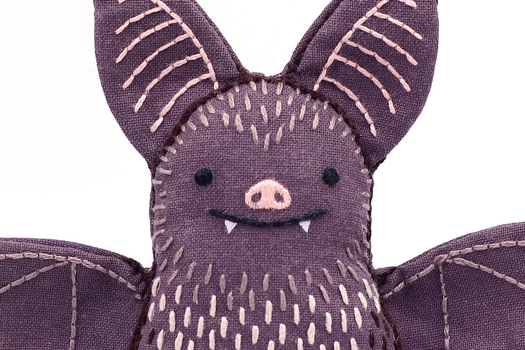 Kit de peluche bordado modelo Murciélago de Kiriki Press - Image 3